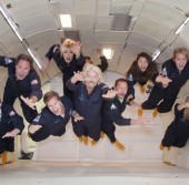 Ричард Брэнсон (по центру) вместе с будущими «пассажирами» «SpaceShipTwo» во время полёта на «рвотной ракете»